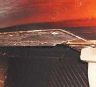 plaque protégeant la poutre en bois d'une cheminée, montage typique des années 1970